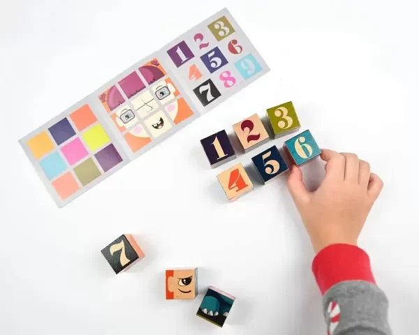 Producto - Cubos didácticos de madera en lata.  Caras, números y colores - 1