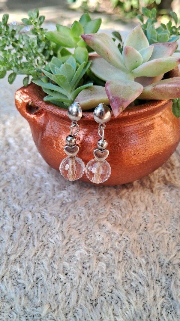 Producto - Aros pasantes colgantes dije acrílico facetado y corazón de fundición