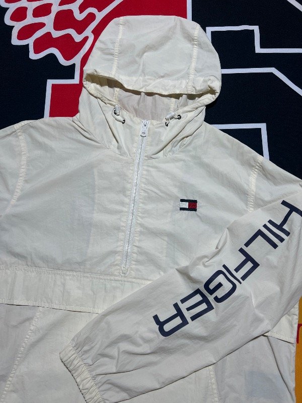 Producto - Anorak Tommy Hilfiger Spell out. Talle L amplio/XL