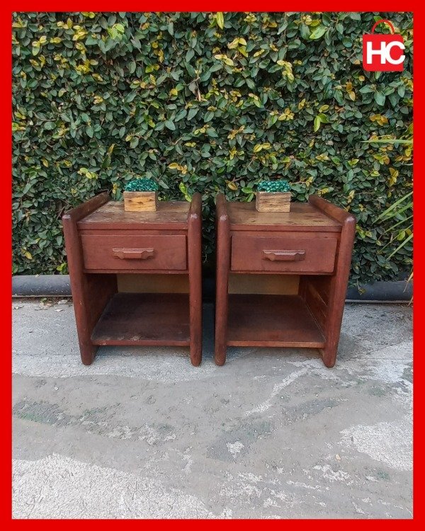Producto - Par de mesas de luz en madera maciza con laterales tipo persiana - 0