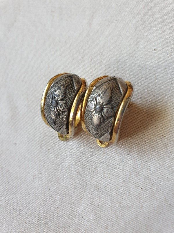 Producto - Aros Clips Gris Acero con Flores y Dorado