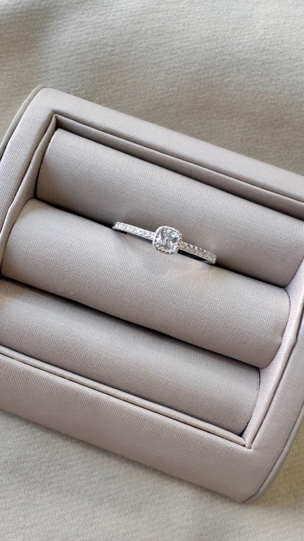 Producto - Anillo cuadradito central cintillo en plata 925