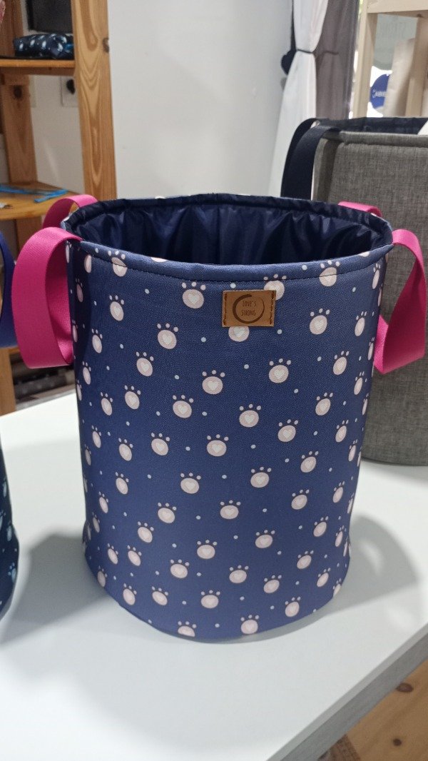 Producto - Cesto impermeable L huellitas rosa