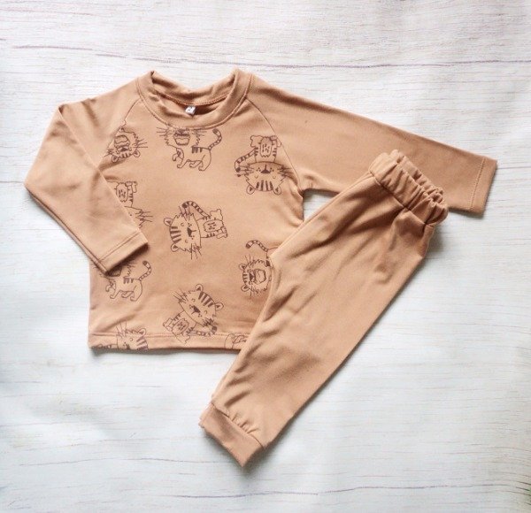 Producto - CONJUNTO PIJAMA TERMICO BEIGE TIGRES