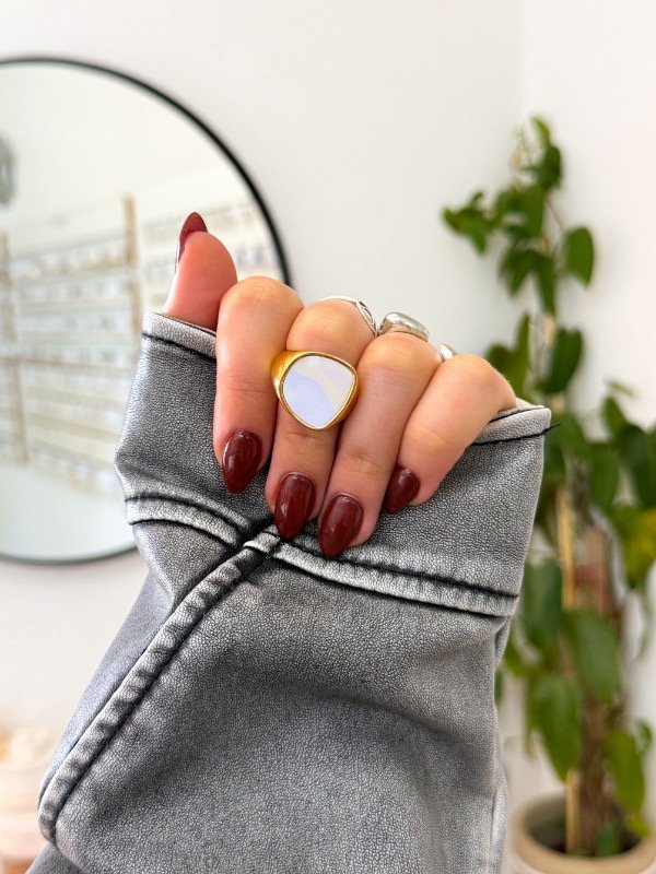 Producto - Anillo bañado en oro cuadrado nácar