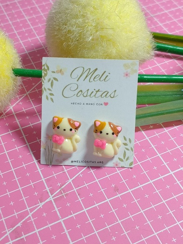 Producto - Aritos Gatos Beige con Lazo