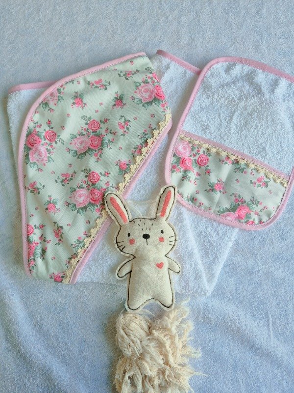 Producto - Toallon y babita con puntilla FLORES BEIGE