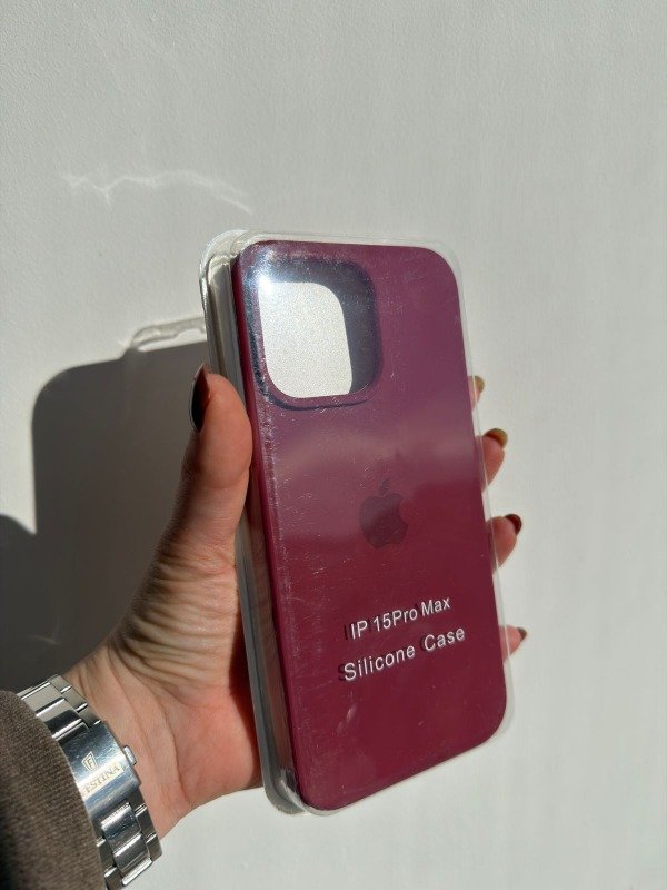 Producto - Silicone case iphone 15 pro max bordo manzana clara