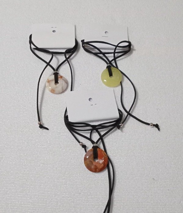 Producto - PIEDRA PI DE ÓNIX CON CORDÓN ATERCIOPELADO 1m 15cm (precio por unidad).