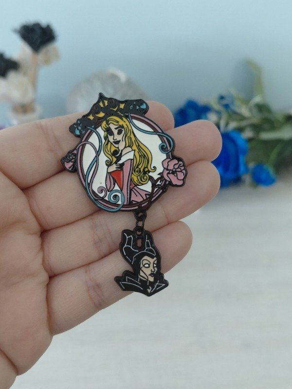 Producto - Pin metalizado - Aurora con colgante #1082
