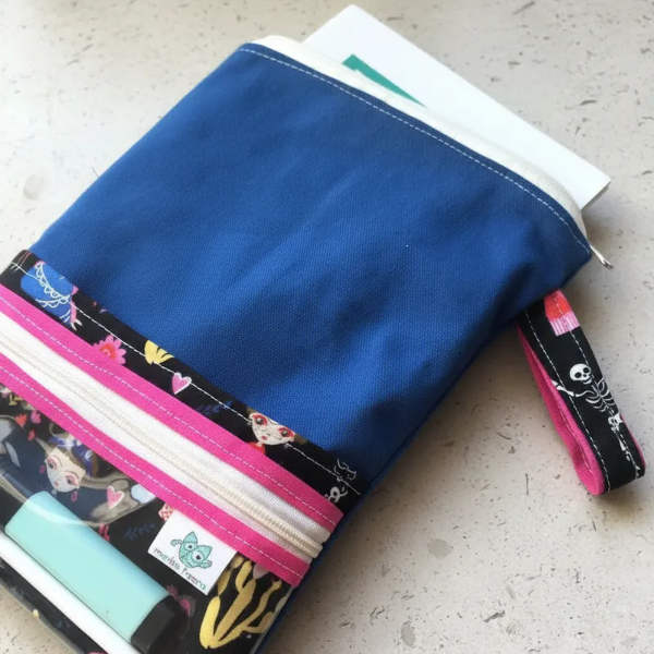 Producto - Funda para libros impermeable con cartuchera y bolsillo exterior - 5