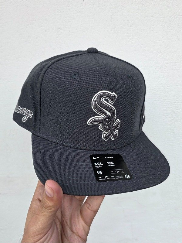 Producto - Chicago White Sox Side Patch Nike Statement Pro Snapback 2025