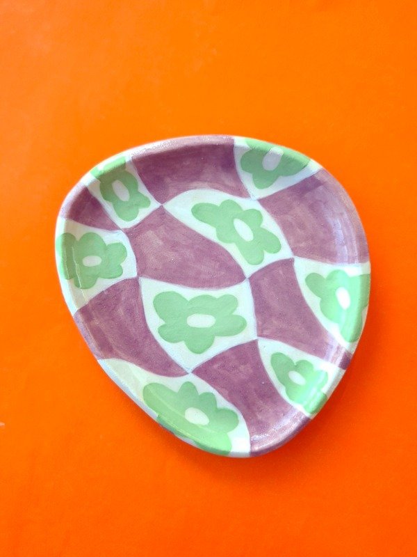 Producto - Plato irregular chico Cuadrillé violeta y flores verde agua