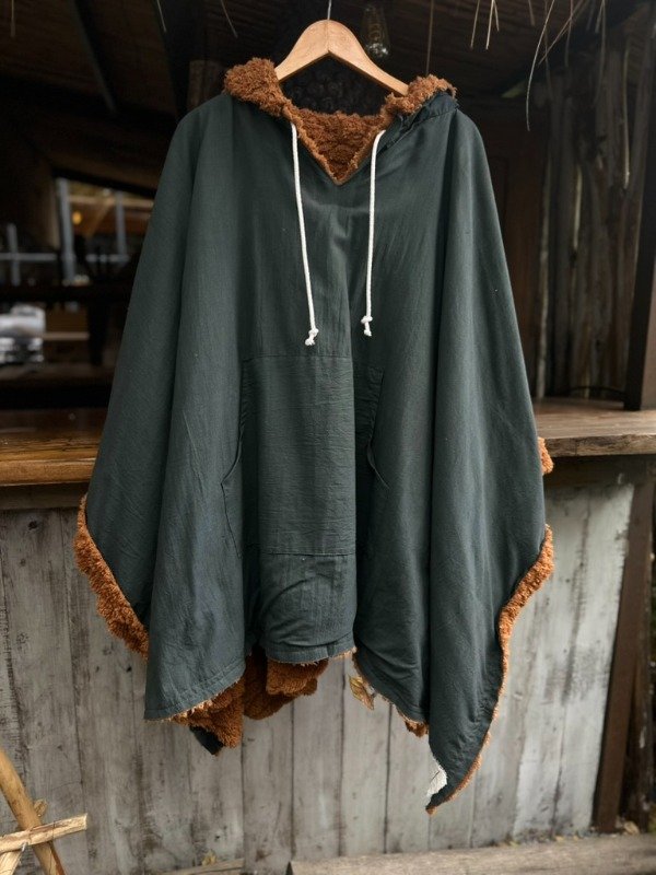 Producto - Poncho Aroza. Grafito/Caramelo