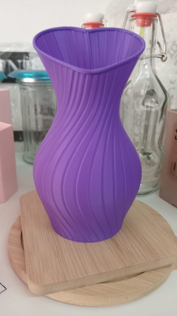 Producto - Jarrón Curvo Boca Corazón en Impresión 3D 7679