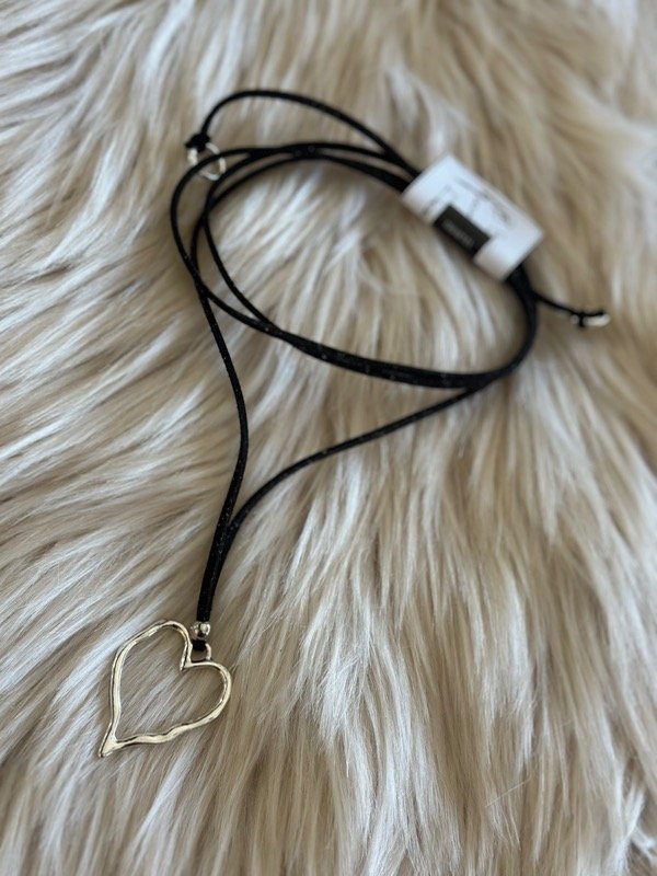 Producto - CHOKER DE GAMUZA MINI CORAZÓN 3 CORDÓN NEGRO