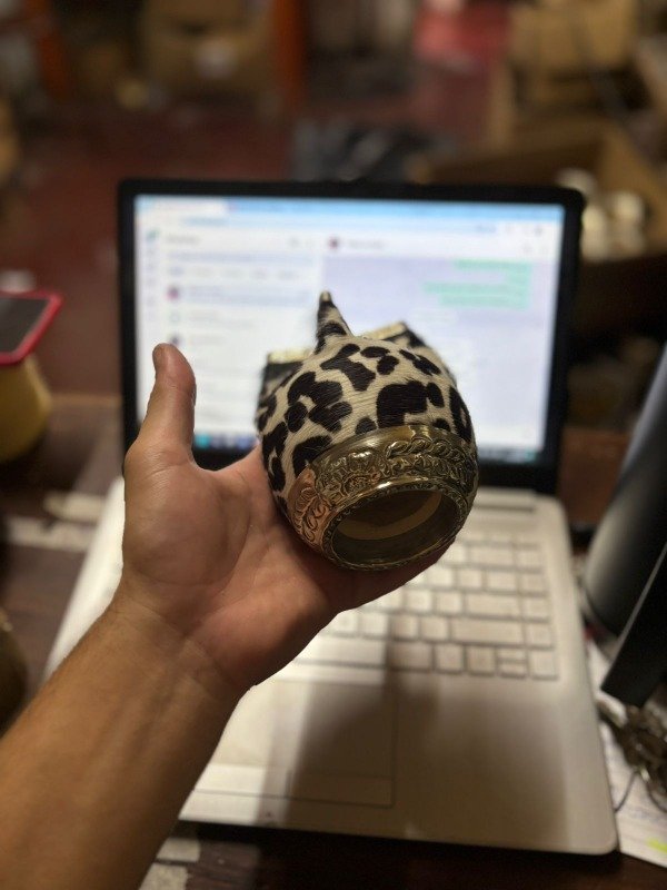 Producto - torpedo uruguayo, cuero con pelos, virola cincelada con lacre + R