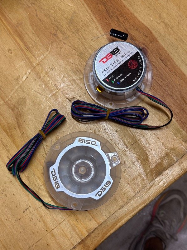 Producto - PAR DE TWEETER DS18 PRO-TW1L RGB 200RMS