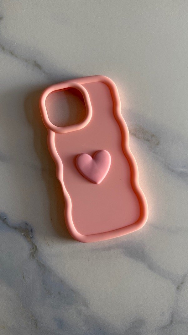 Producto - Funda ondulada corazón rosa Iph 16 pro max