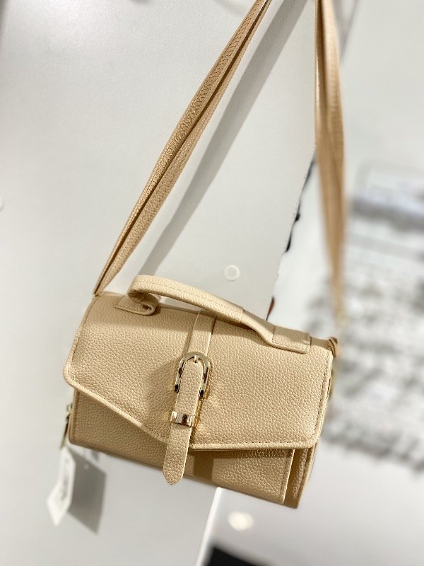 Producto - Bandolera portacelular beige con detalles dorados.