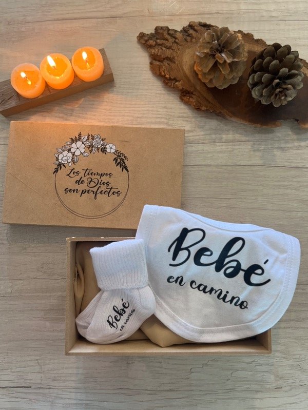 Producto - Caja + medias + babero