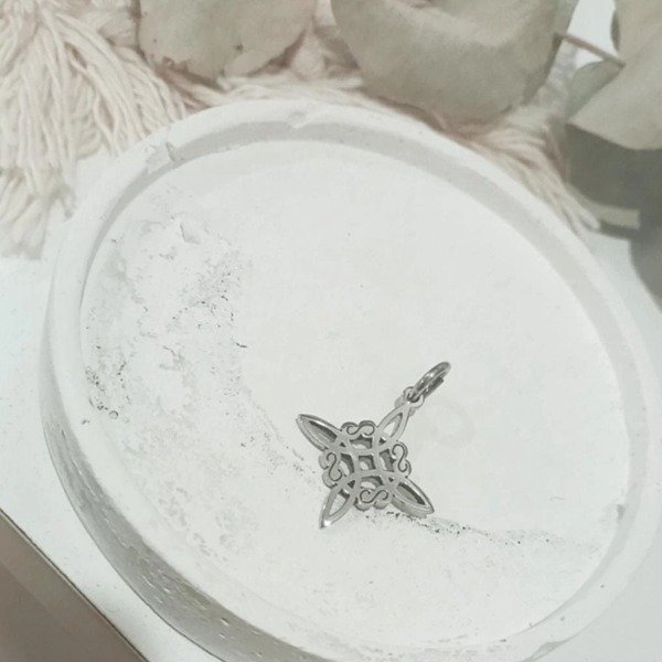 Producto - DIJE NUDO DE BRUJA  cod 4