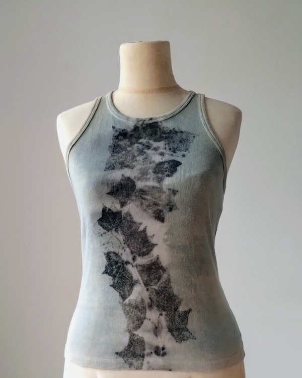 Producto - Musculosa - Estampa botánica Arce + Teñido Índigo