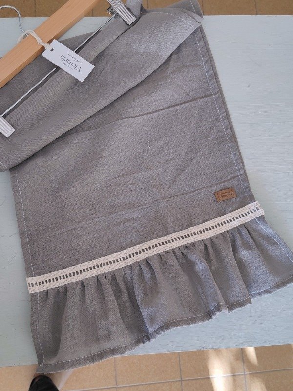 Producto - Camino de mesa con volados gris - 140cm