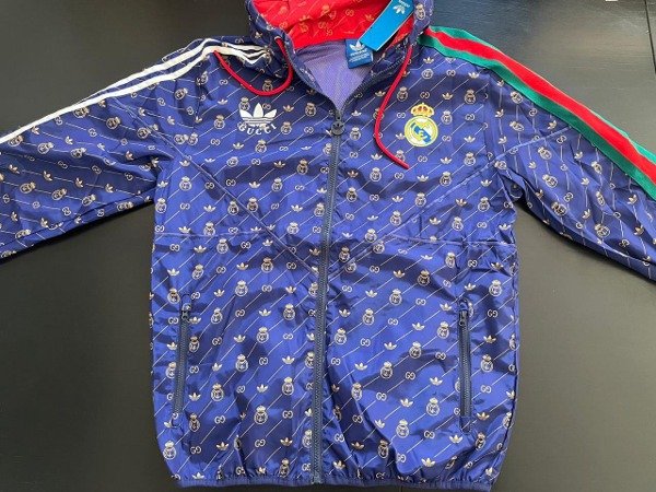 Producto - Rompeviento 2023 Real Madrid Linea Premium Gucci