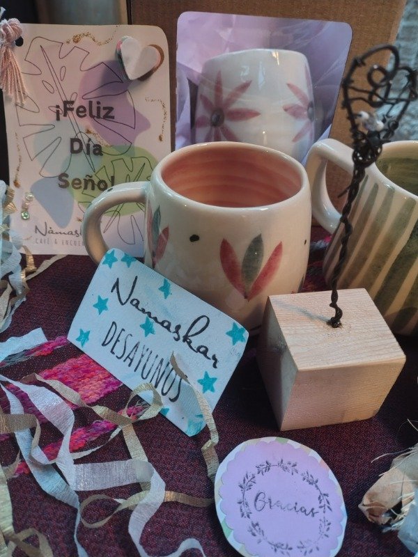 Producto - Mimos: detalle deco y algo rico. Opción 2: taza o porta celular amplificador