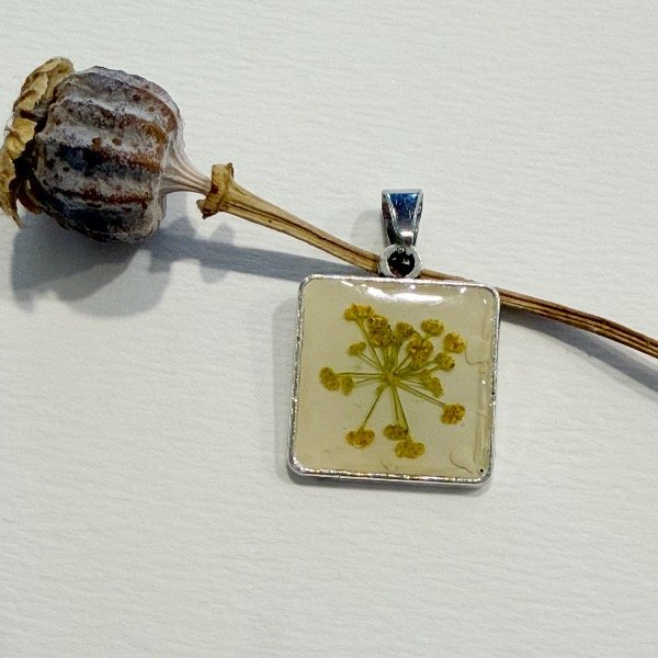 Producto - Dije Flor amarilla