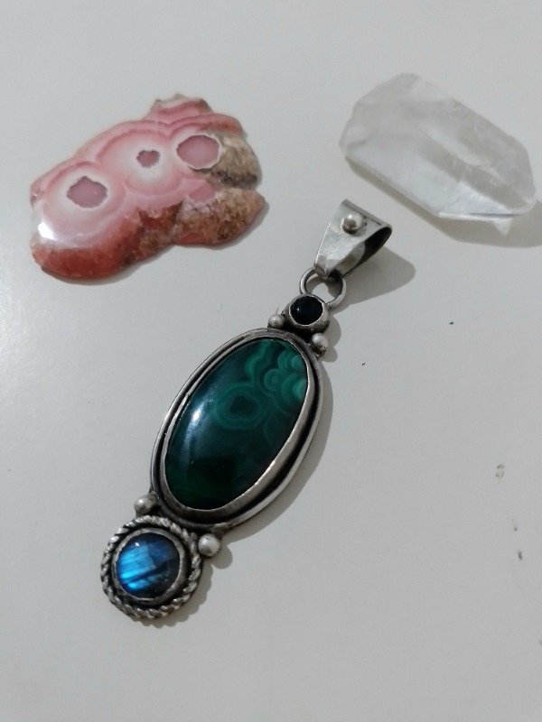 Producto - Amuleto Malaquita, Labradorita azul y Onix Negro, alpaca y plata