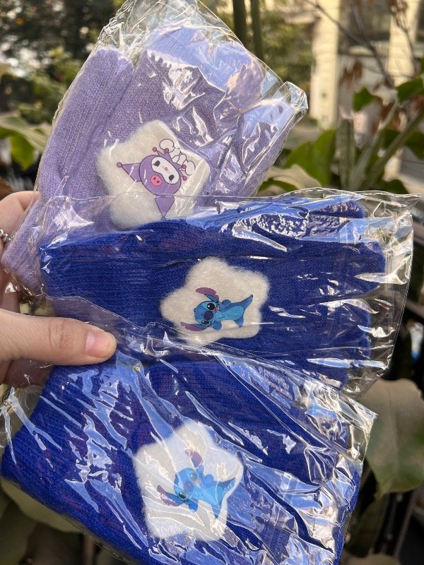 Producto - 3 pares de guantes stitch kuromi