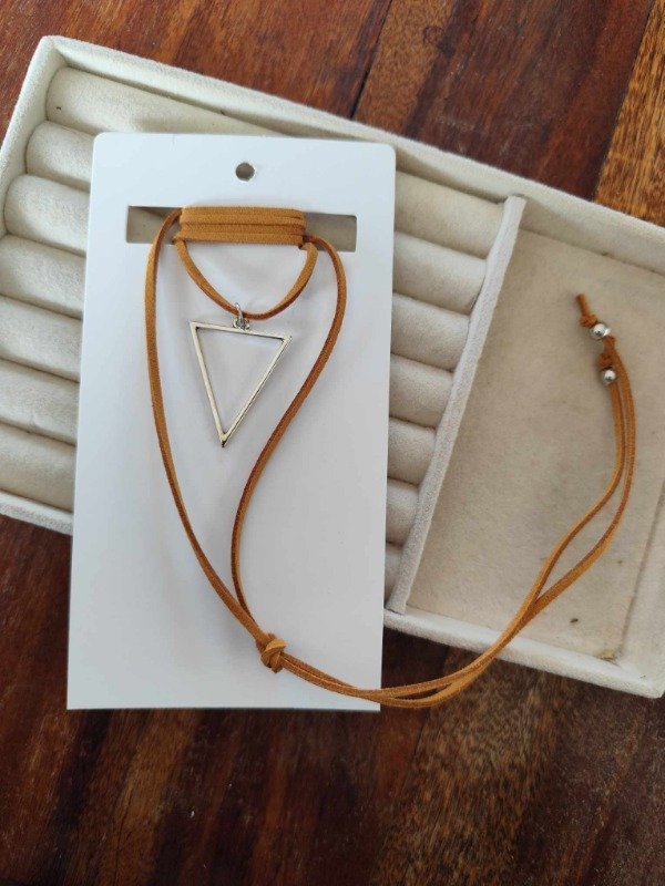 Producto - Lazo marrón triángulo. Bijou.