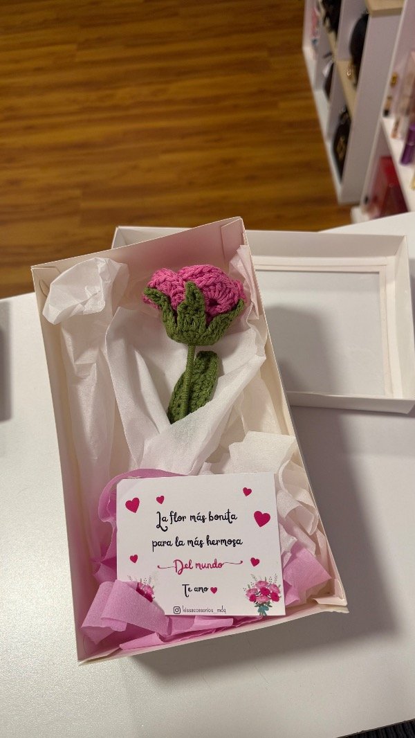 Producto - Box con rosa tejida - no incluye accesorio, debes elegirlo a parte - 0
