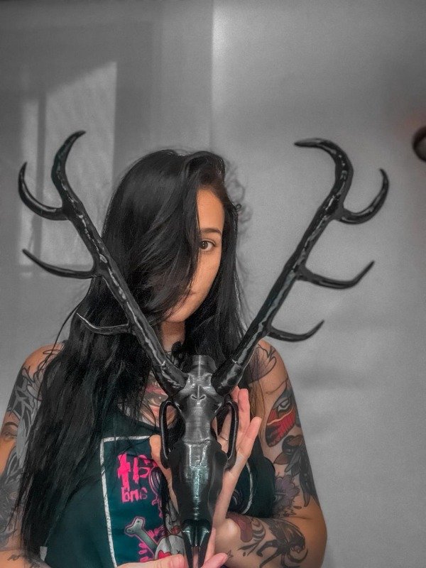 Producto - Cernunnos Skull . Cráneo decorativo artesanal con cuernos esculpidos