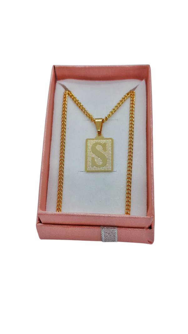 Producto - Inicial dorada S, cuadrada con relieve