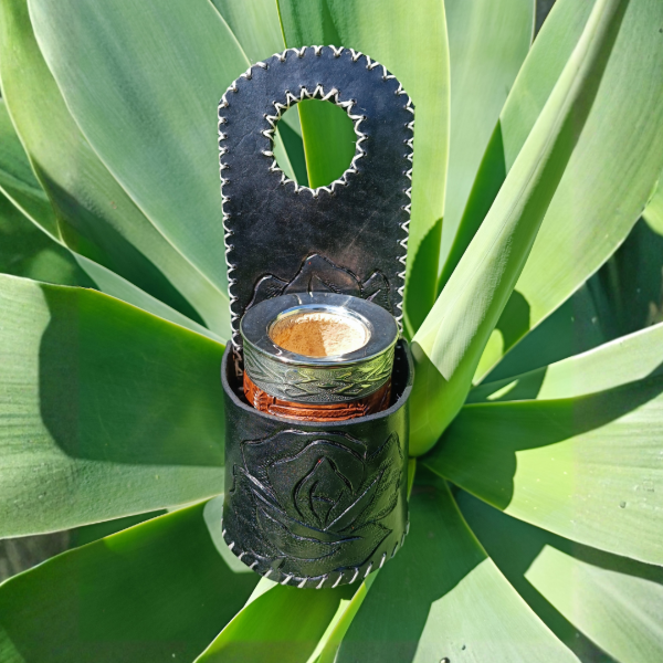 Producto - PORTA MATE AUTO CUERO REPUJADO