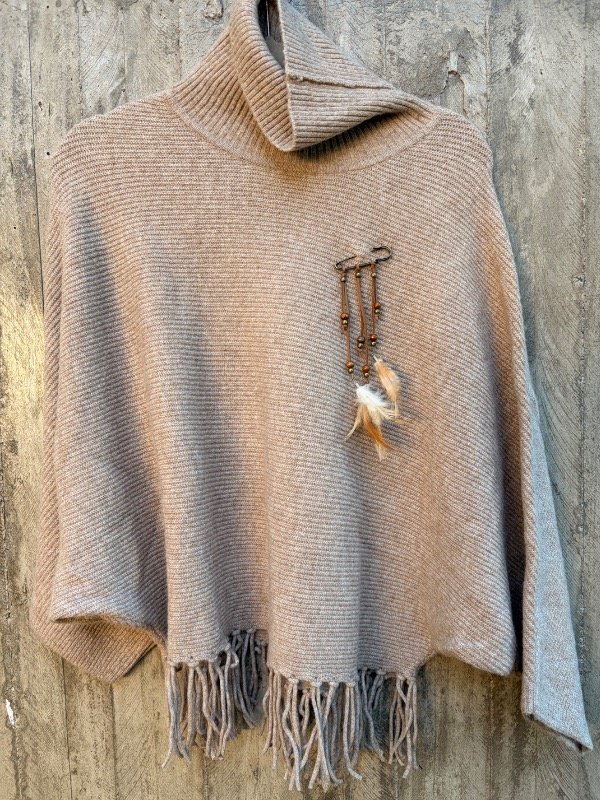 Producto - Poncho de lana arena