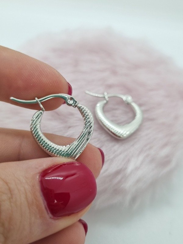 Producto - Aros acero quirurgico argollita inflada tipo V text rayada