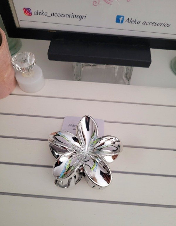 Producto - Broche hawaiano plateado