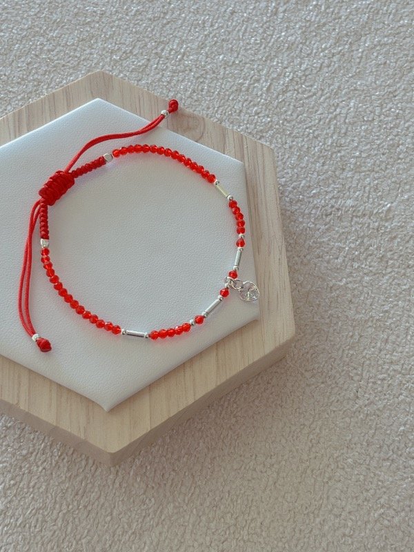 Producto - Pulsera de hilo con cristales y dije corazón