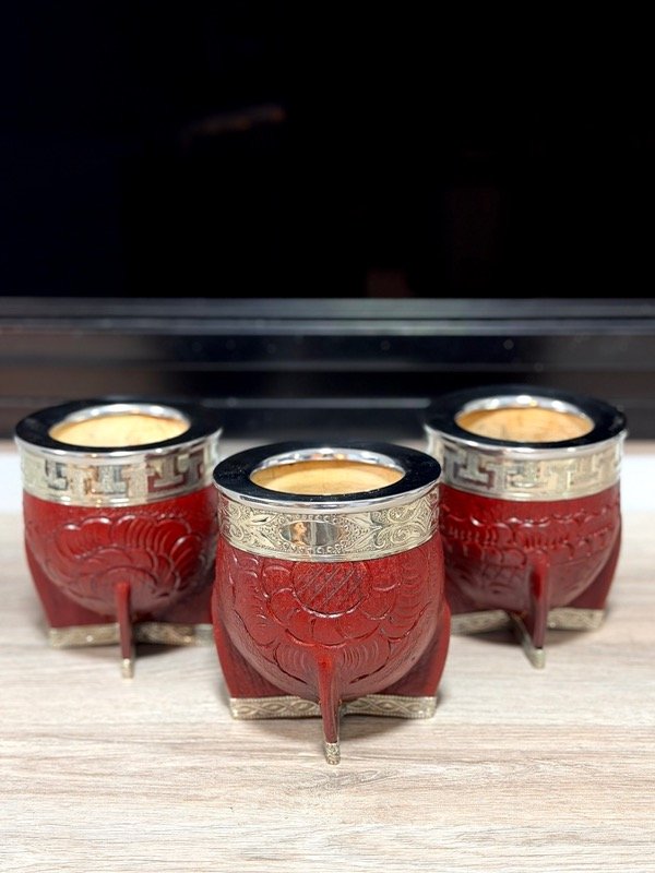 Producto - MATE IMPERIAL CON BASE Y CUERO DIBUJADO - BORRAVINO - 1