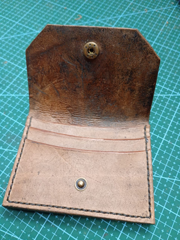 Producto - Tarjetero Horizontal de Tres Bolsillos y Solapa. Molde en PDF