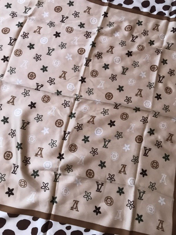 Producto - Vintage Y2K Louis Vuitton bootleg made in Italy monogram animal print kerchief.