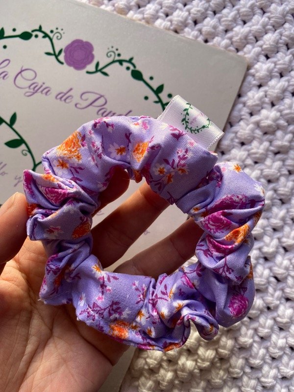Producto - Scrunchie lila estampada