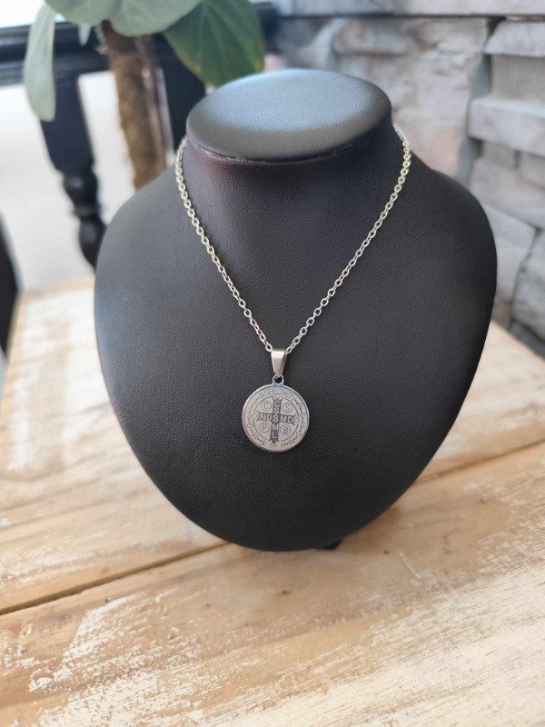 Producto - Collar san benito grabado. Acero quirúrgico