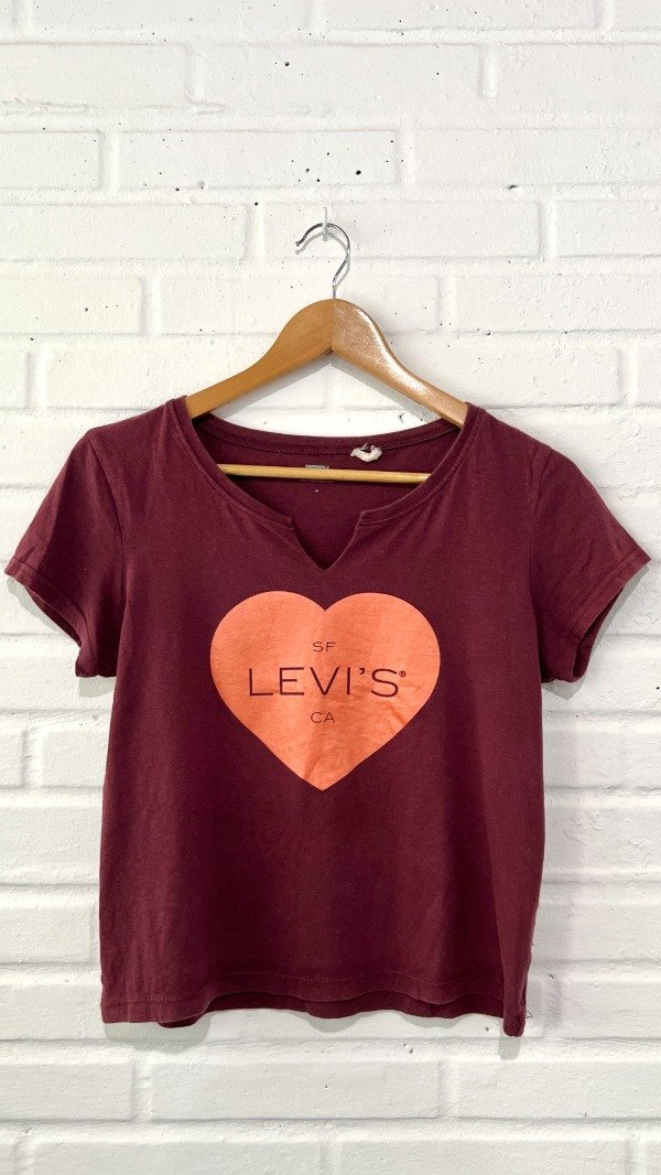 Producto - Remera corazón - Levis (M)
