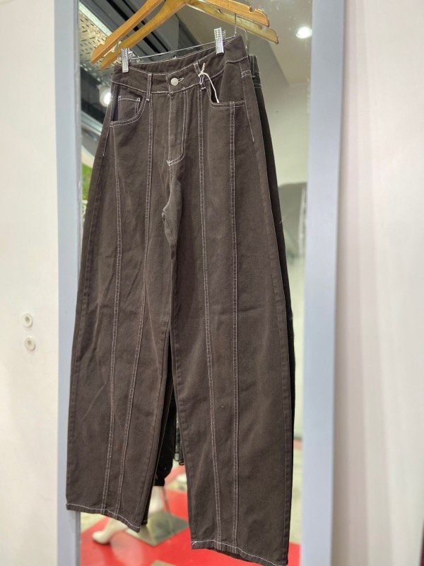 Producto - pantalon barrel  chocolate con costuras en blanco