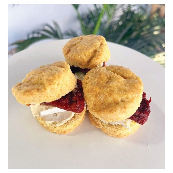 Producto - Scon relleno de queso brie y tomates secos x 12